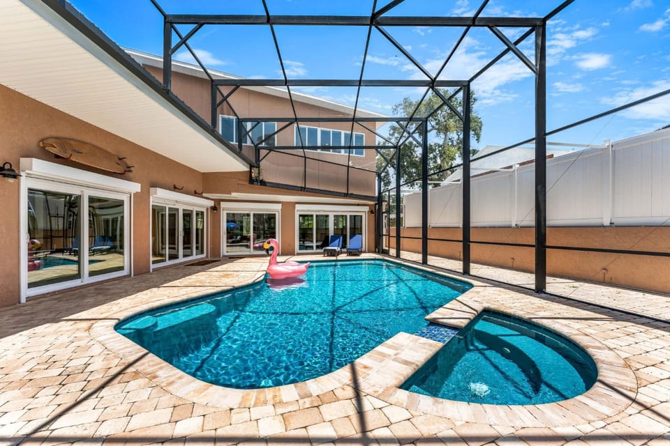 Property building, Patio, Day, Hot Tub, Pool view, Swimming pool, Swimming pool, sunbed