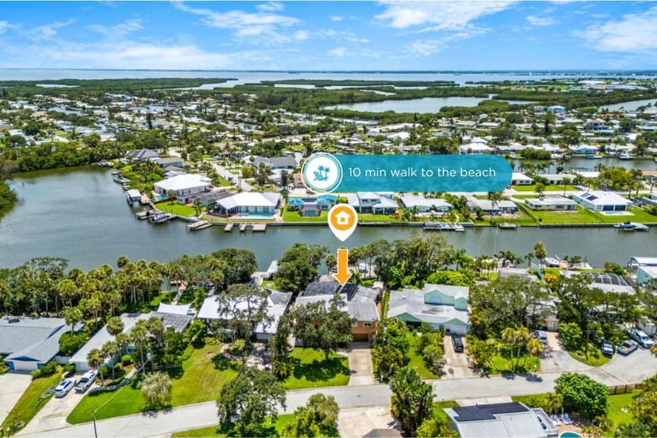 Property building, Nearby landmark, Day, Neighbourhood, Bird's eye view, River view, Sea view, Street view, Location