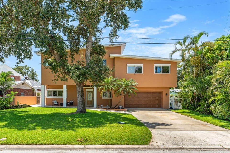 Property building, Day, Neighbourhood, Garden, Garden, Garden view, Street view, Parking