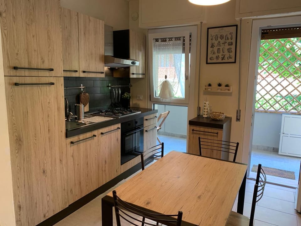 Kitchen or kitchenette, Dining area, stove