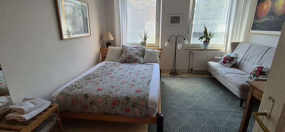 Schoenes helles Zimmer mit Bad, Nähe Bilk, Nähe Uni Vacation rental in Neuss