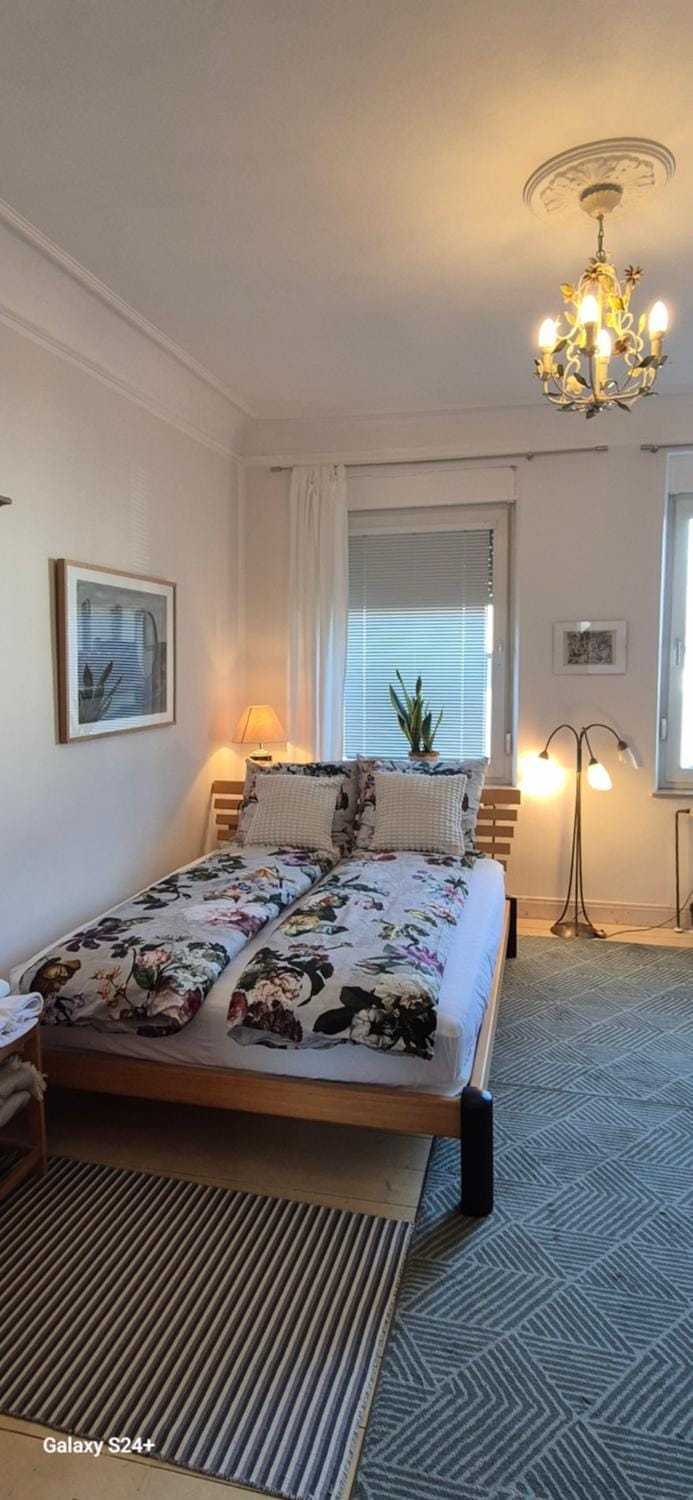 Schoenes helles Zimmer mit Bad, Nähe Bilk, Nähe Uni Vacation rental in Neuss