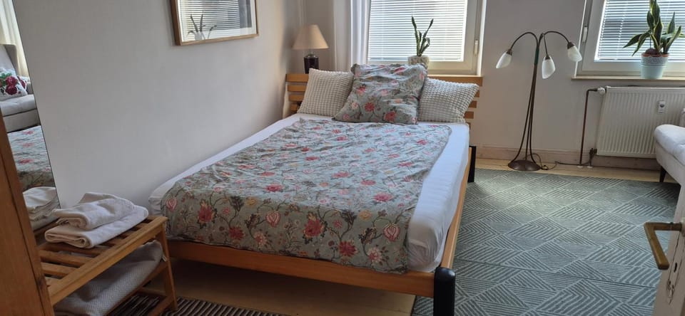 Schoenes helles Zimmer mit Bad, Nähe Bilk, Nähe Uni Vacation rental in Neuss