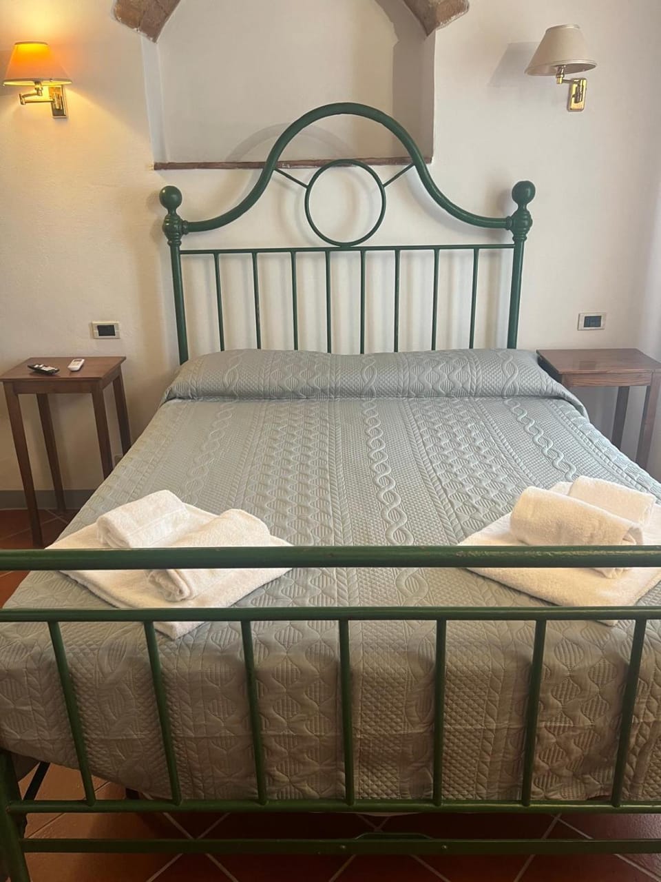 Bed, Bedroom, towels