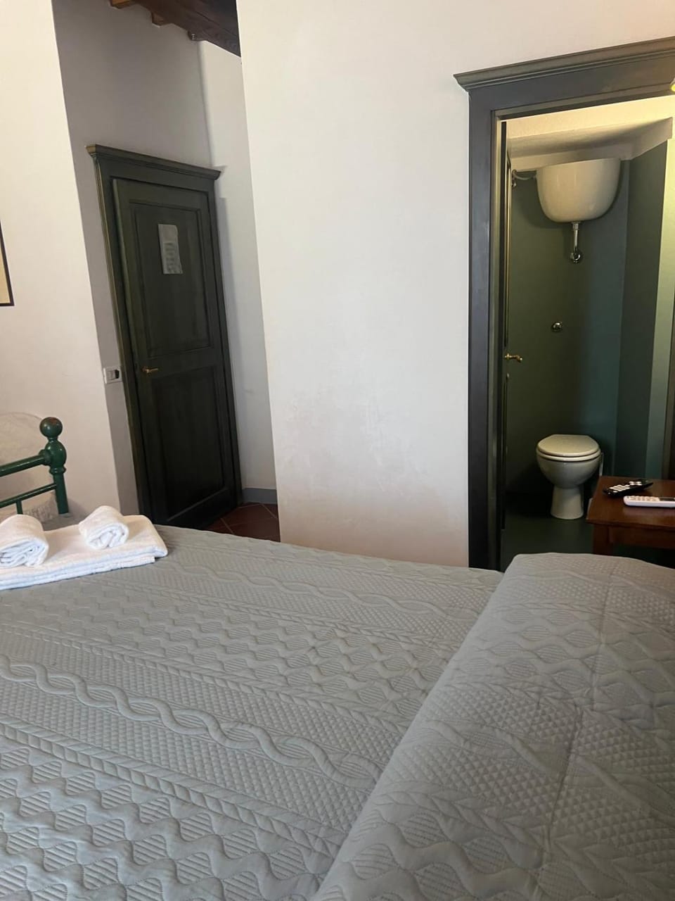 Bed, Bathroom, Bedroom, towels