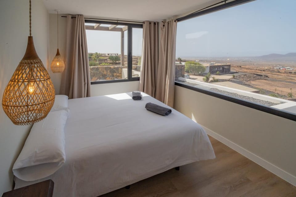 Bed, Natural landscape, View (from property/room), Balcony/Terrace, Photo of the whole room, Bedroom, Mountain view, towels