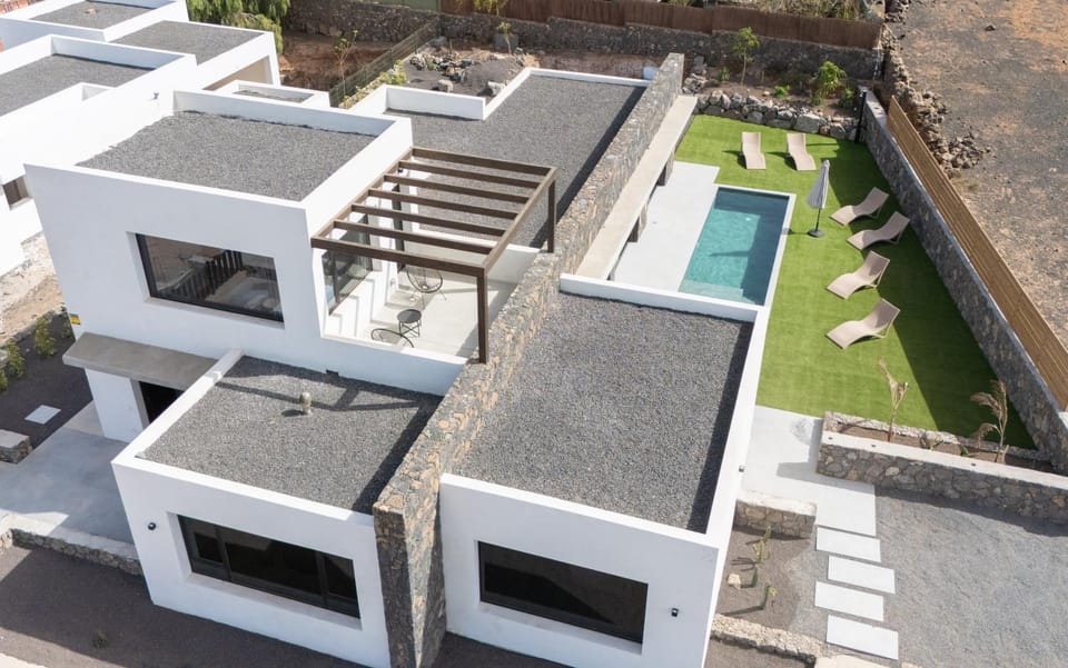 Property building, Patio, Day, Pool view, Swimming pool, sunbed