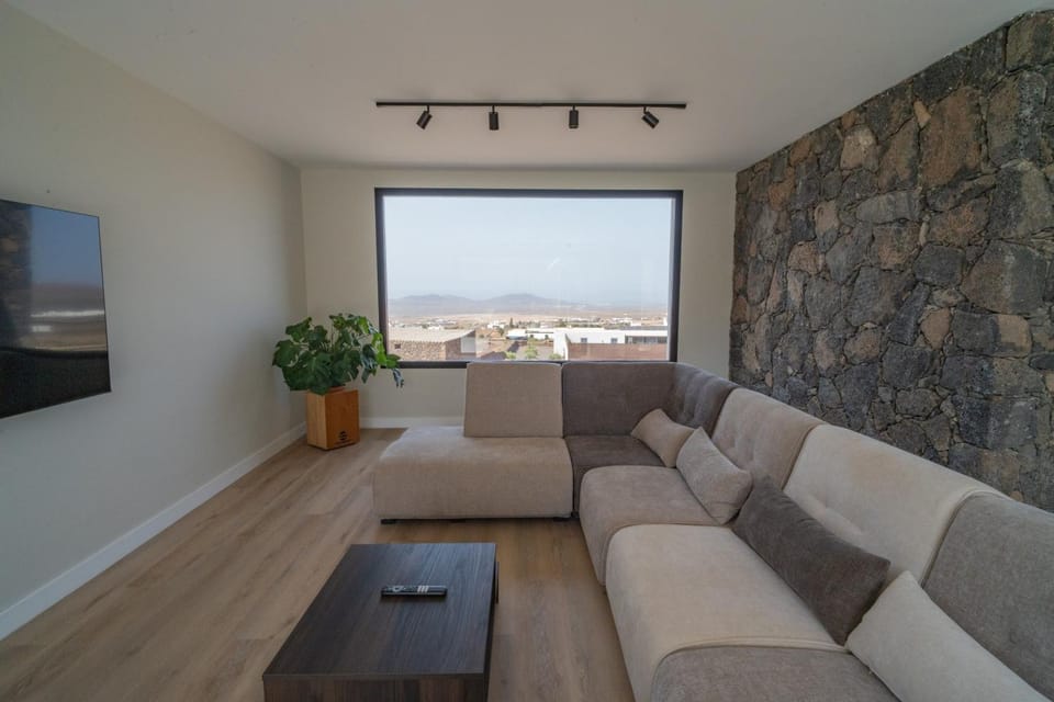 TV and multimedia, Living room, Seating area, Mountain view