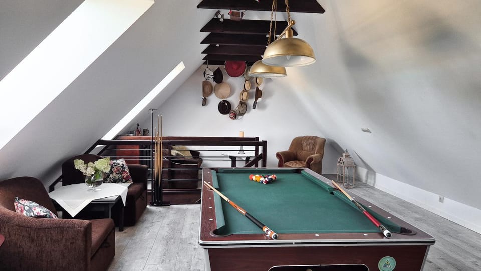 Billiard, Living room, Seating area