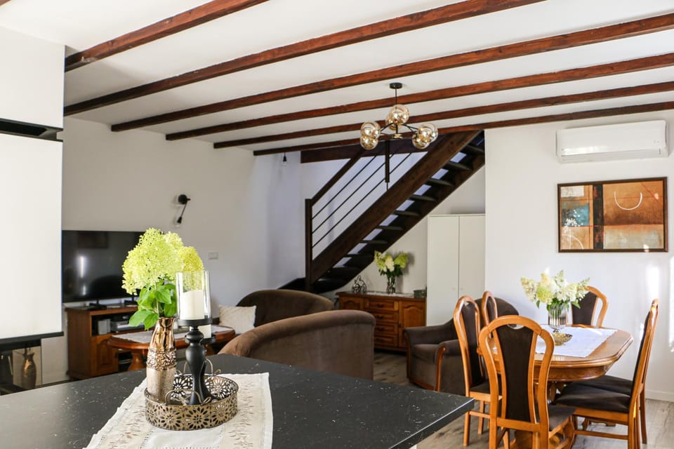 TV and multimedia, Living room, Seating area, Dining area