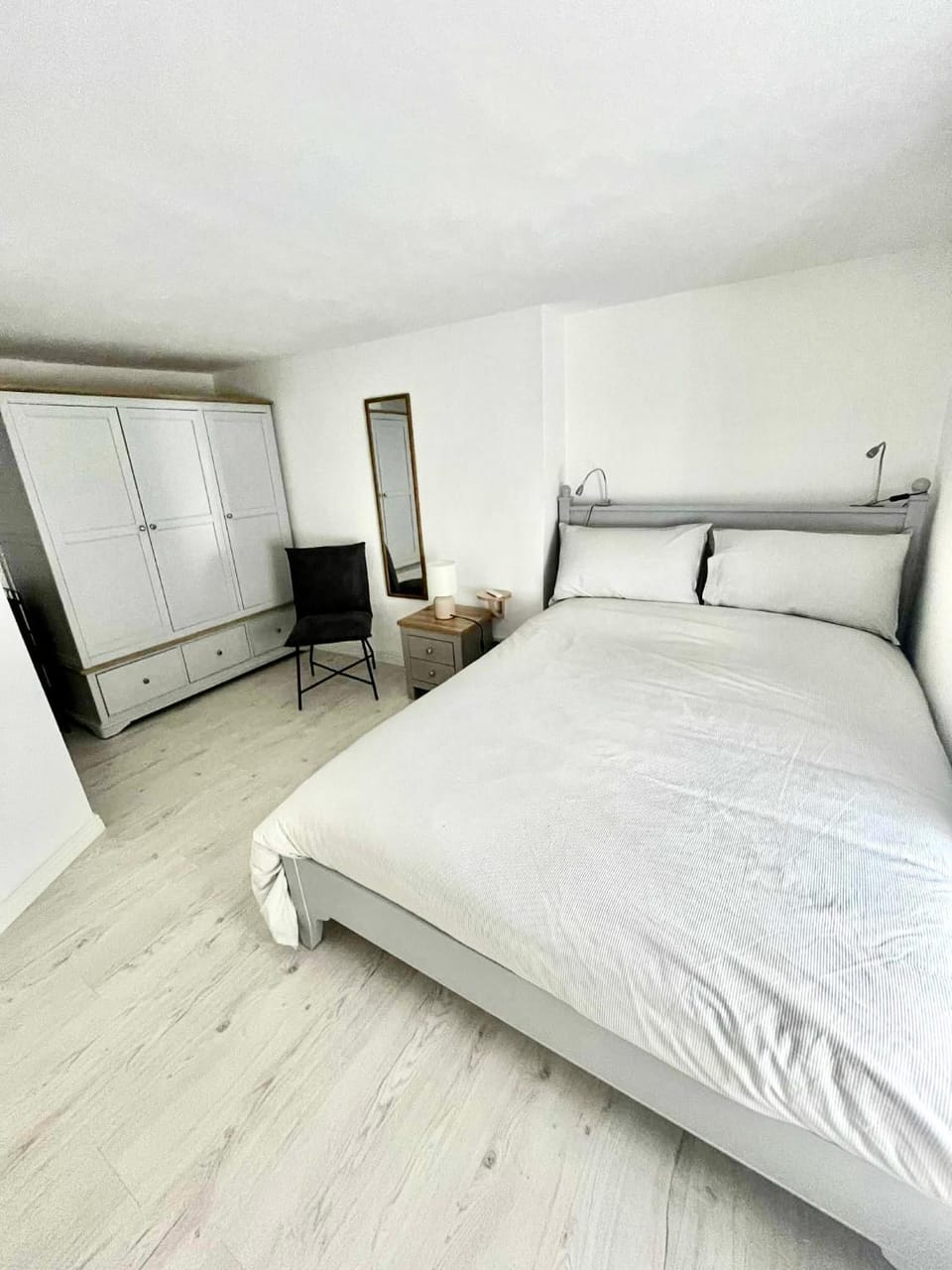 Bed, Photo of the whole room, Bedroom, wardrobe