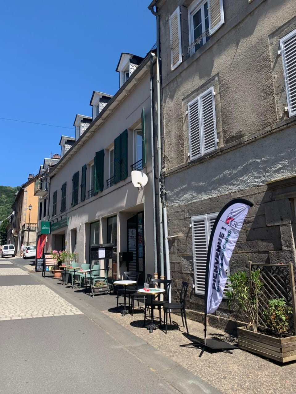 Property building, Restaurant/places to eat, Location