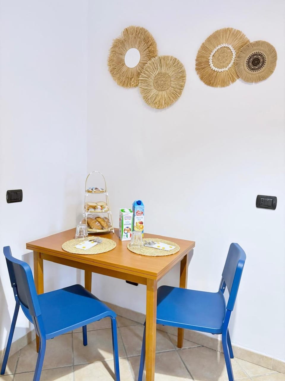 Living room, Food and drinks, Decorative detail, Seating area, Dining area, Breakfast, kitchen