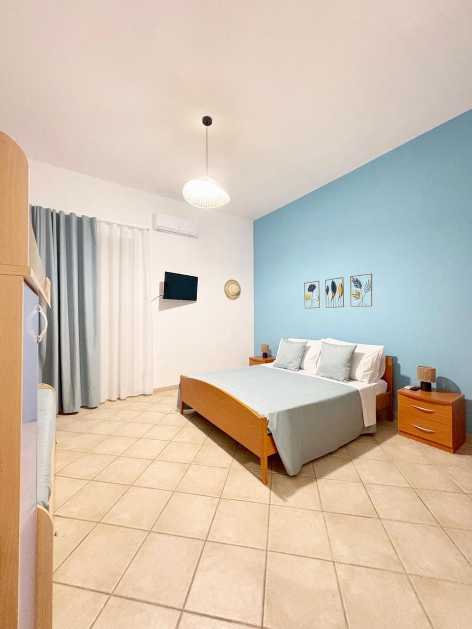 Communal lounge/ TV room, Bed, TV and multimedia, Photo of the whole room, Evening entertainment, Bedroom, air conditioner