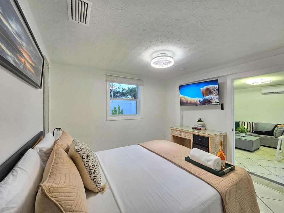 Bed, TV and multimedia, Living room, Bedroom