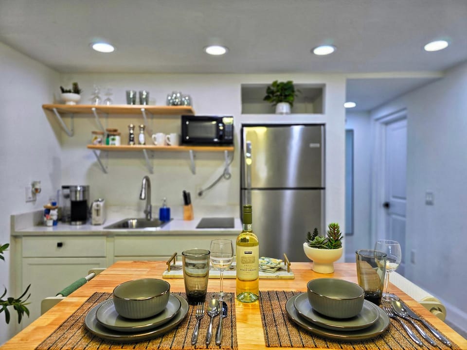 Kitchen or kitchenette, pet friendly, stove, toaster