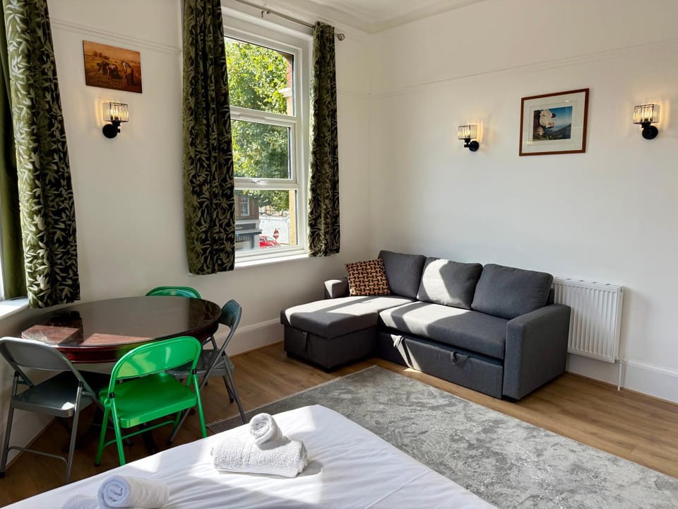 Seating area, Dining area