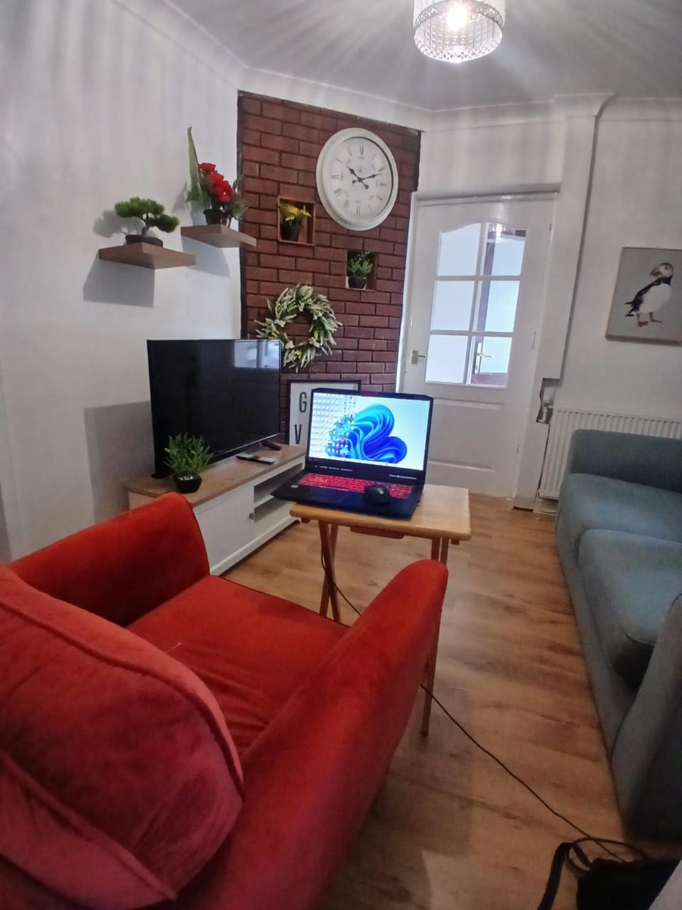 PREISTLEY HOUSE- CONTRACTORS ACCOMMODATION Entire 4 Bedroom House with free parking and up to 8 sleep- NO PARTIES ALLOWED House in Walsall