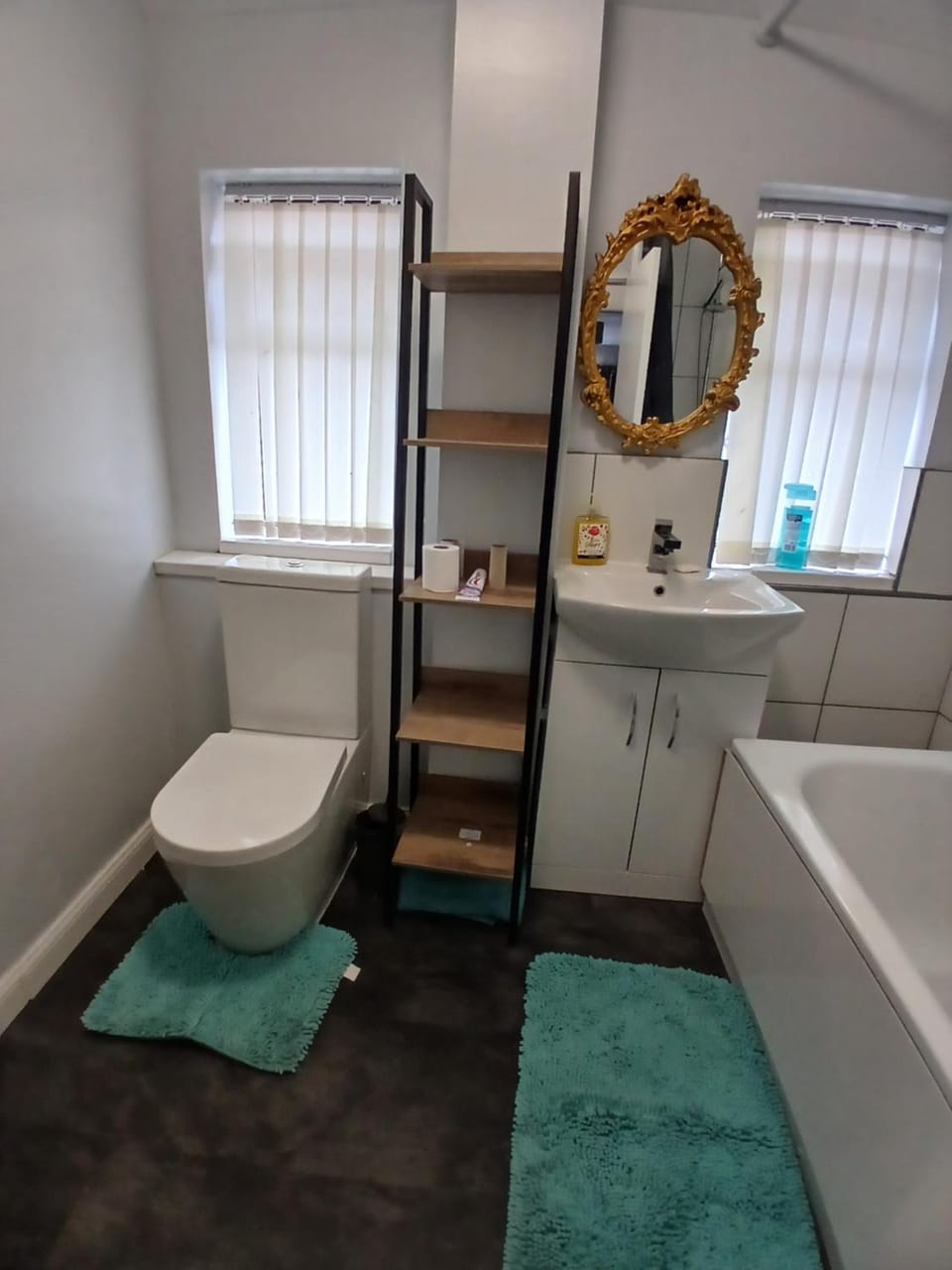 PREISTLEY HOUSE- CONTRACTORS ACCOMMODATION Entire 4 Bedroom House with free parking and up to 8 sleep- NO PARTIES ALLOWED House in Walsall