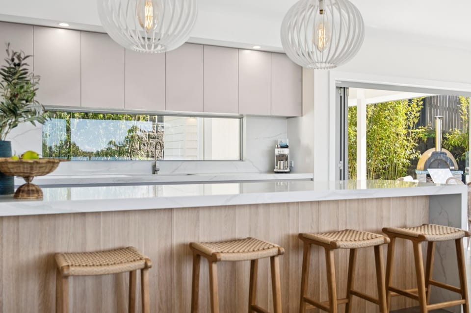 Gerald's Break Away - Style and luxury with Pool House in Coffs Harbour