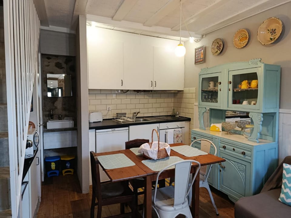Kitchen or kitchenette, Dining area, oven, stove, toaster