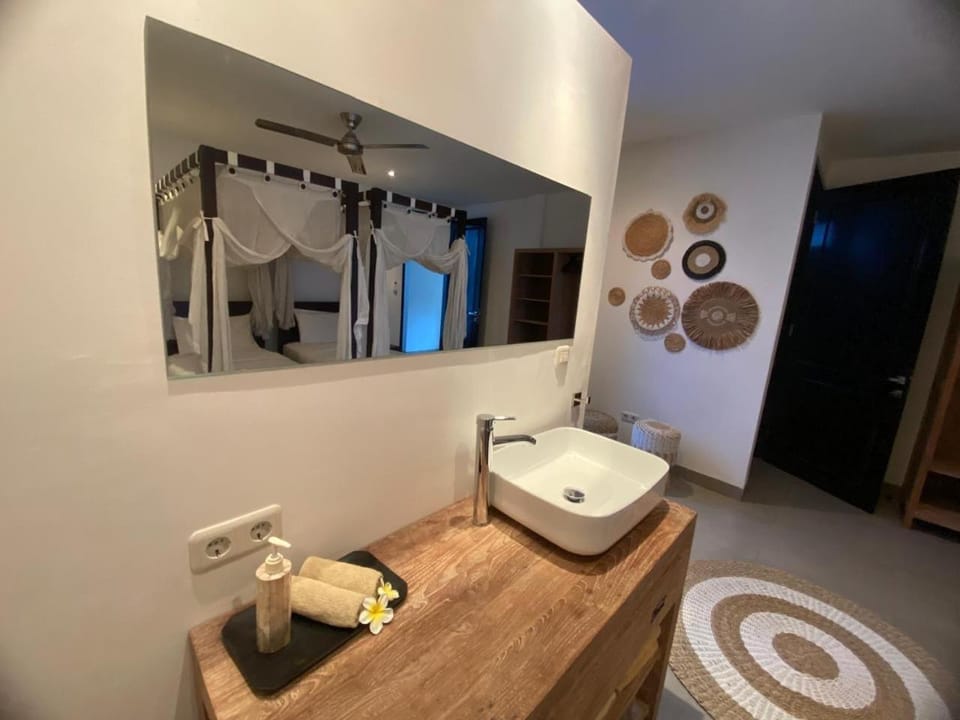 Bathroom, towels