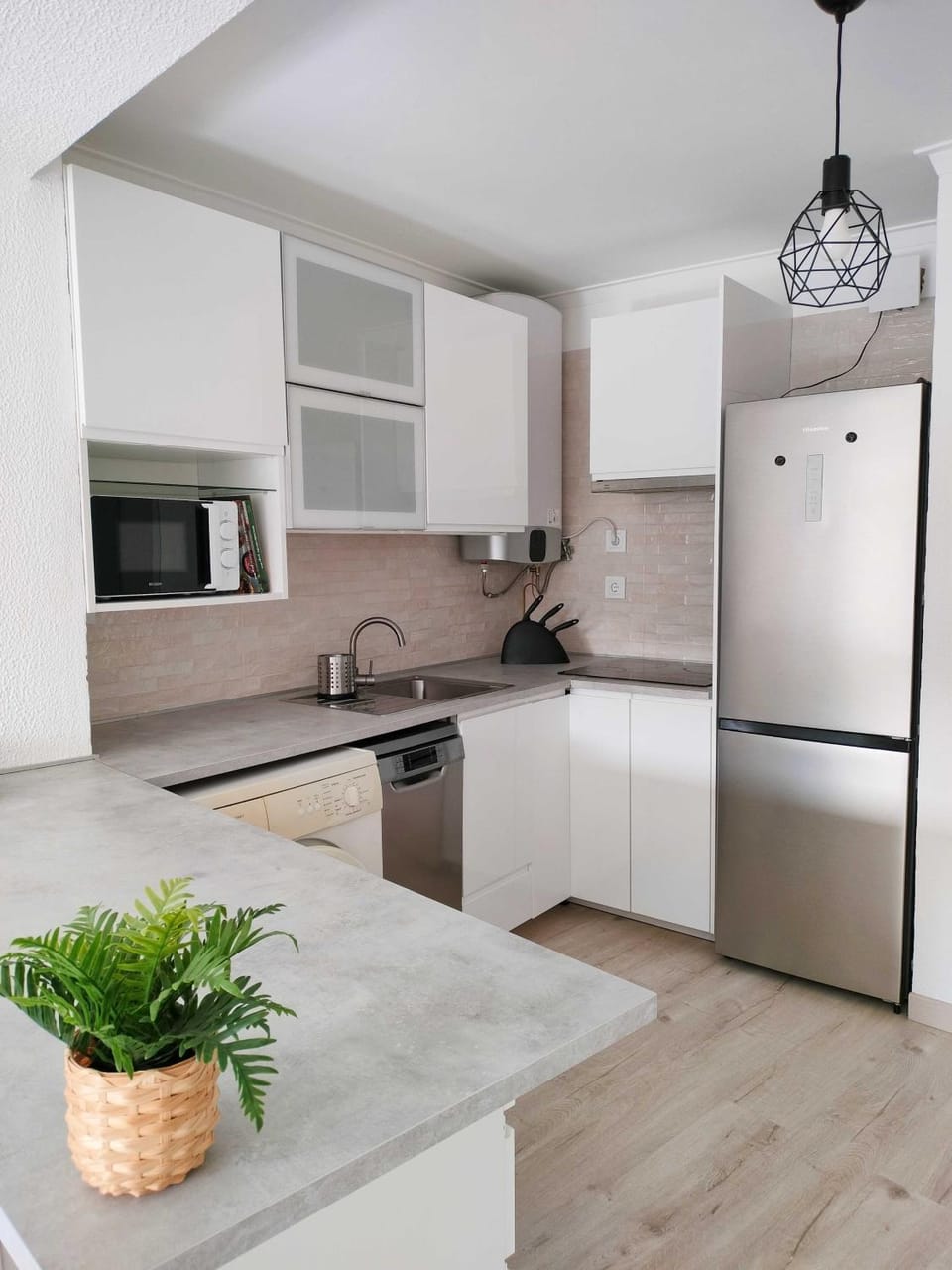 Kitchen or kitchenette, dishwasher, stove