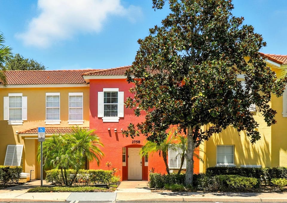 Family Getaway Near Clubhouse and Community Pool 5 miles from Disney House in Four Corners