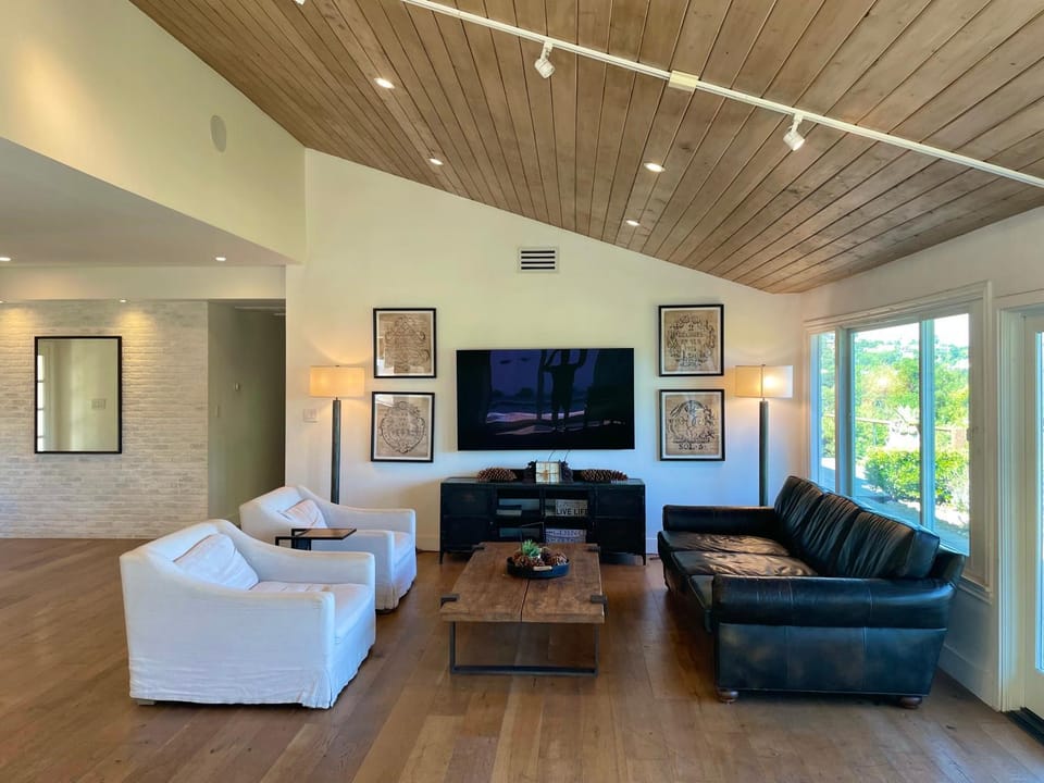Spectacular City Mountain Views Remodeled Open Plan 3 bdr Home Pool Jacuzzi Oasis House in Sherman Oaks