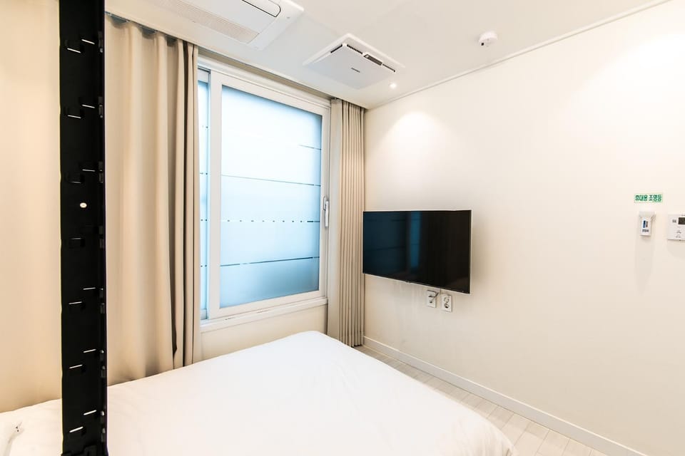 Bed, TV and multimedia, Bedroom