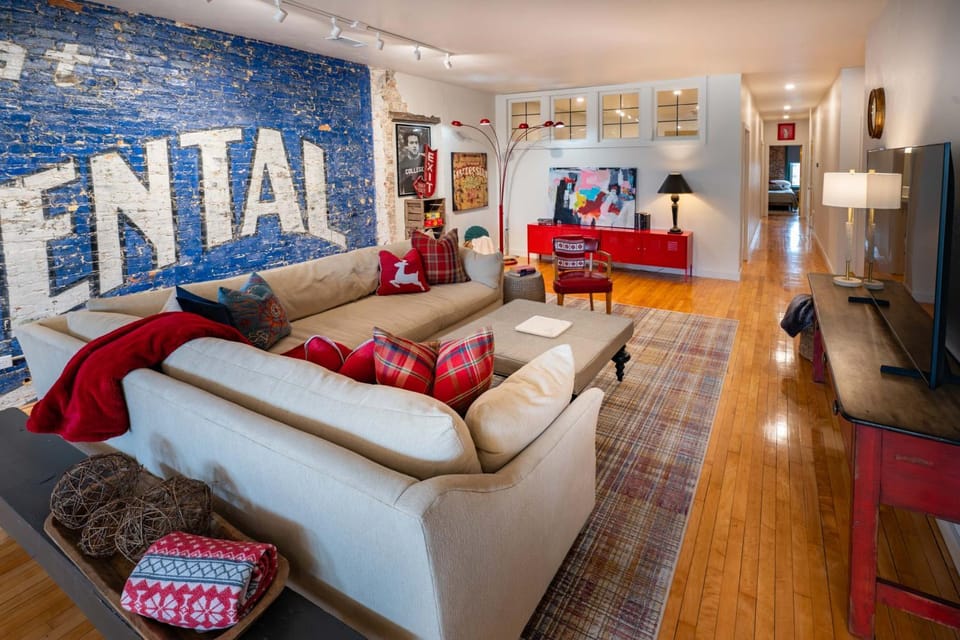 The 1913 - newly renovated historic downtown loft Apartment in Ashwaubenon