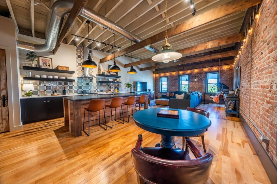 the Loft 417 - uniquely renovated downtown loft Apartment in Ashwaubenon