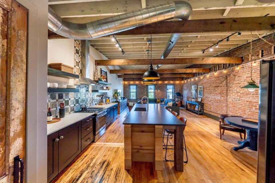 the Loft 417 - uniquely renovated downtown loft Apartment in Ashwaubenon