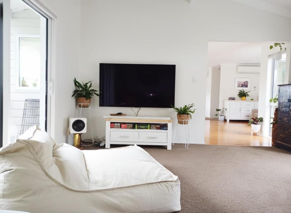 Private Beach House with Heated Pool & Hot Tub House in Auckland
