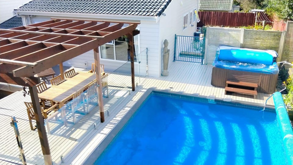 Private Beach House with Heated Pool & Hot Tub House in Auckland