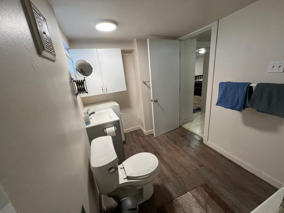 Toilet, towels
