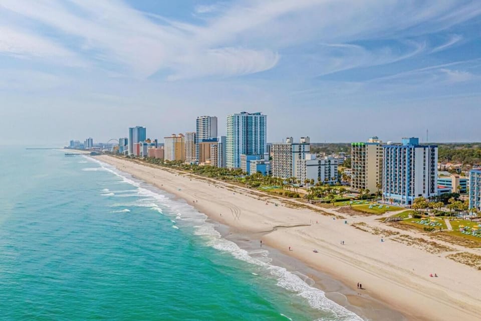 Barefoot Beach-Steps To Beach, Pool, Pet Friendly House in Surfside Beach