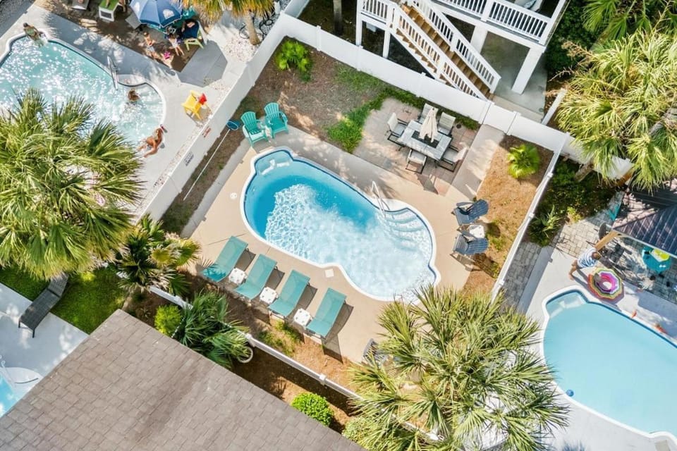 Barefoot Beach-Steps To Beach, Pool, Pet Friendly House in Surfside Beach