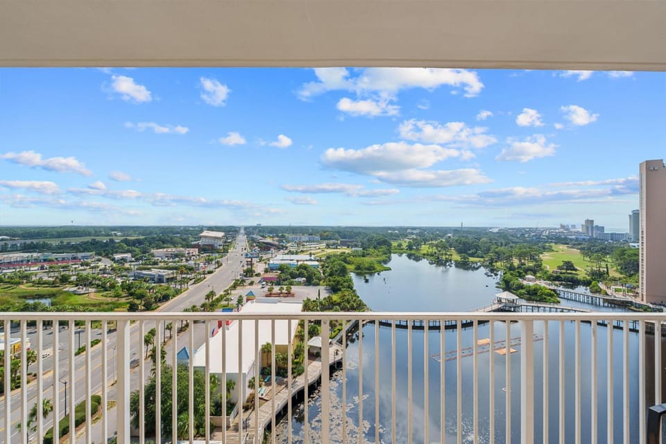 Bright & Spacious Condo 1BD! Steps from the Beach! by Dolce Vita Getaways PCB Apartment in Long Beach
