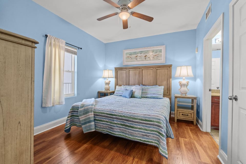 Bright & Spacious Condo 1BD! Steps from the Beach! by Dolce Vita Getaways PCB Apartment in Long Beach