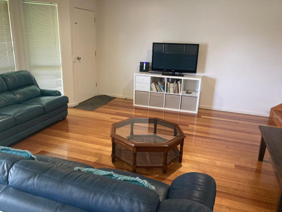 TV and multimedia, Living room, Seating area, Evening entertainment