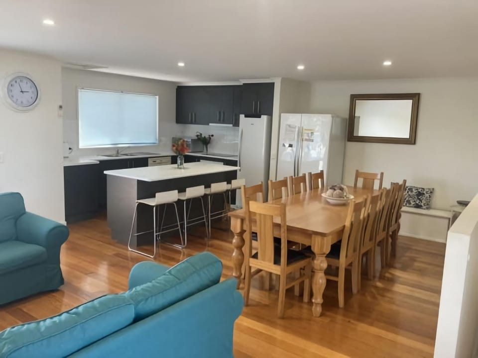 Kitchen or kitchenette, Living room, Seating area, Dining area, dishwasher, oven, stove