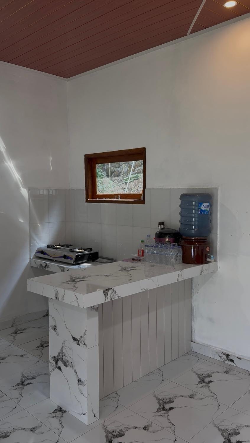 Kitchen or kitchenette, minibar