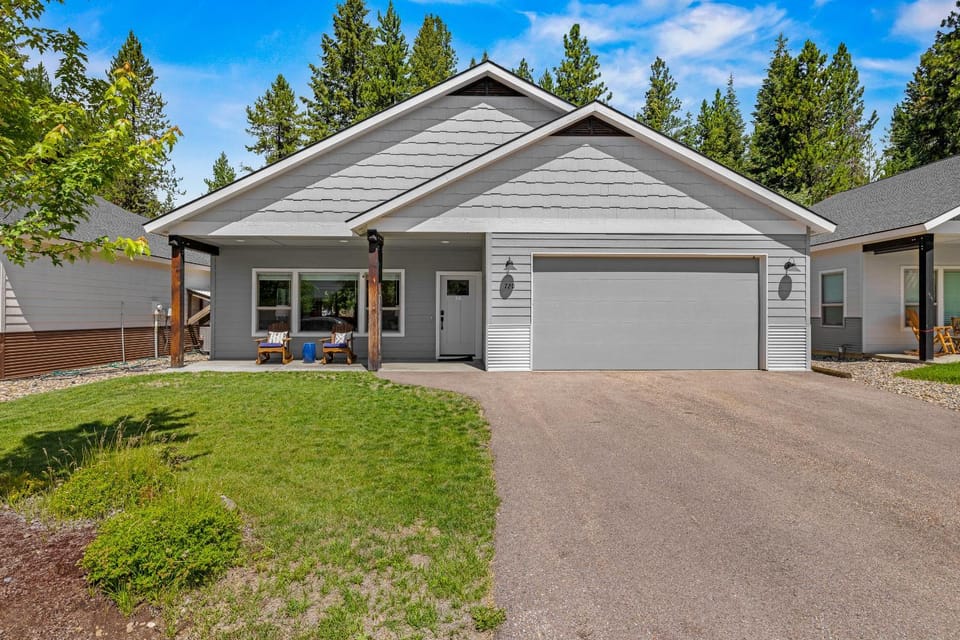 Deer Forest Bungalow- near golf, paths, dwntwn w/ hot tub & pet friendly House in McCall