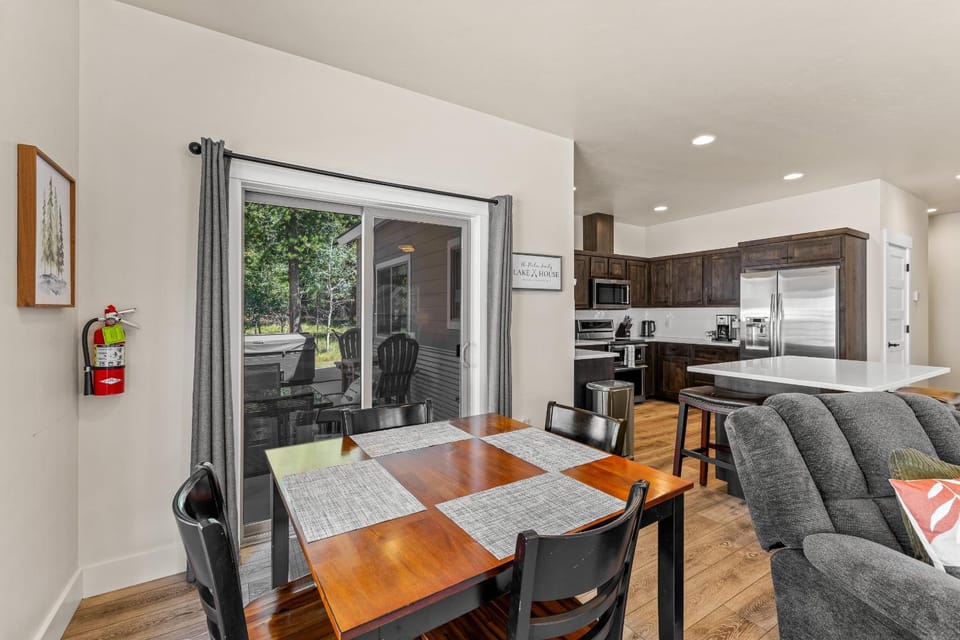 Deer Forest Bungalow- near golf, paths, dwntwn w/ hot tub & pet friendly House in McCall