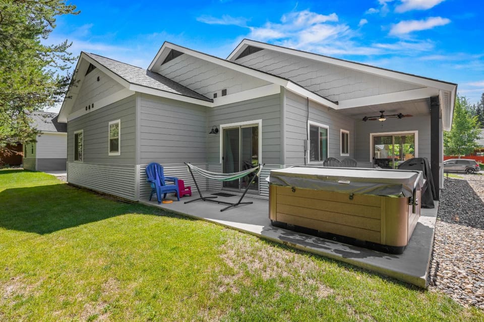 Deer Forest Bungalow- near golf, paths, dwntwn w/ hot tub & pet friendly House in McCall