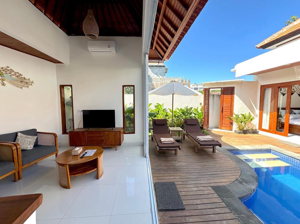 Property building, Communal lounge/ TV room, TV and multimedia, Balcony/Terrace, Living room, Seating area, Pool view, Swimming pool, sunbed