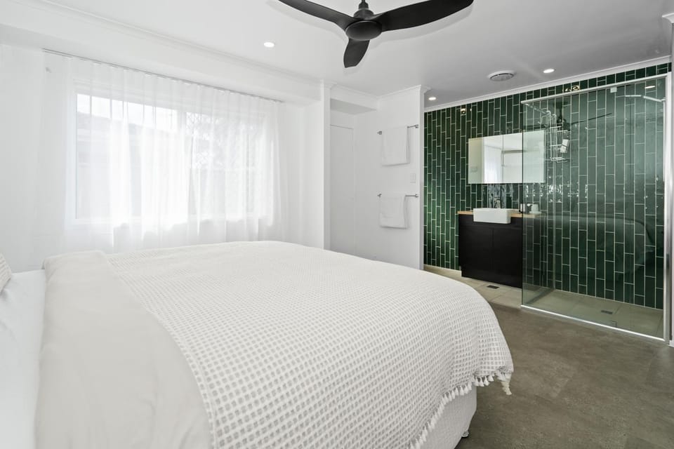 Shower, Bed, Photo of the whole room, Bedroom