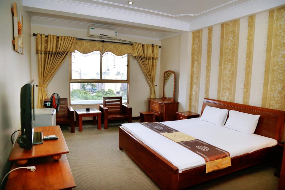 Communal lounge/ TV room, Bed, TV and multimedia, Living room, Photo of the whole room, Seating area, Bedroom, air conditioner