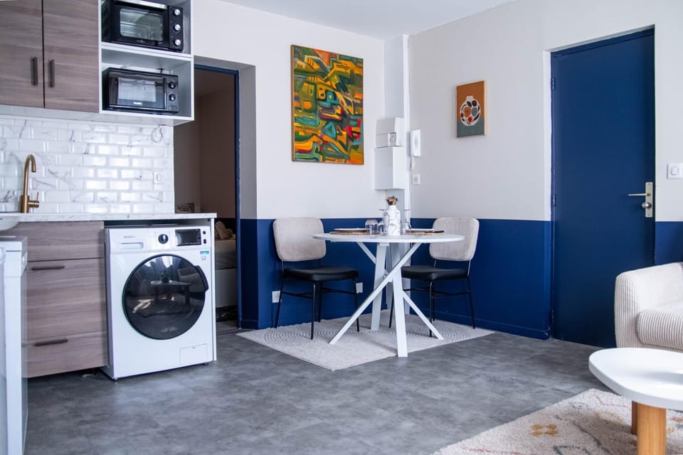 Kitchen or kitchenette, Dining area, oven, washing machine, dryer